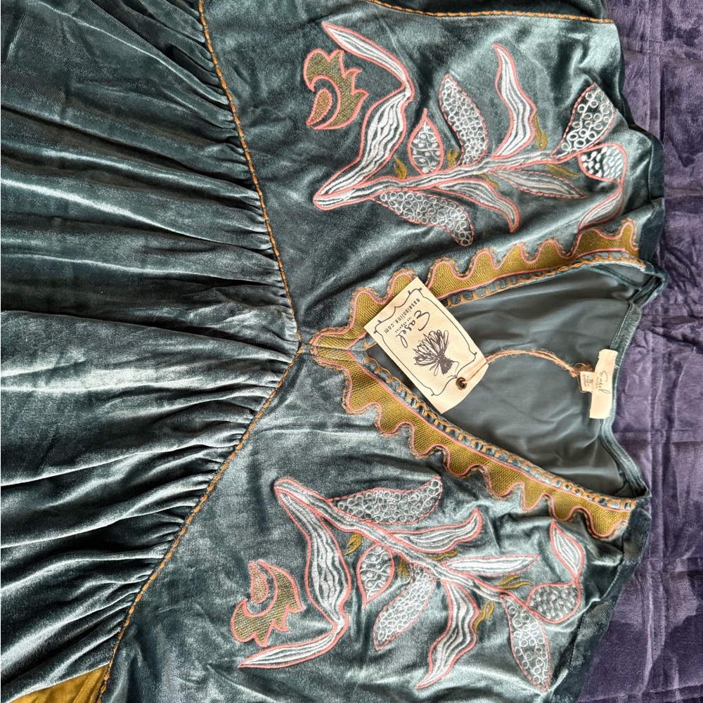 Embroidered Velvet Green and Gold Women's Top - Picture 2 of 5